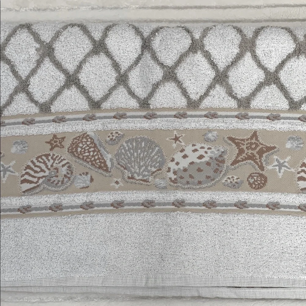Seashore Seashell Patterned Bath Towel Set of 2 White Cream and Tan